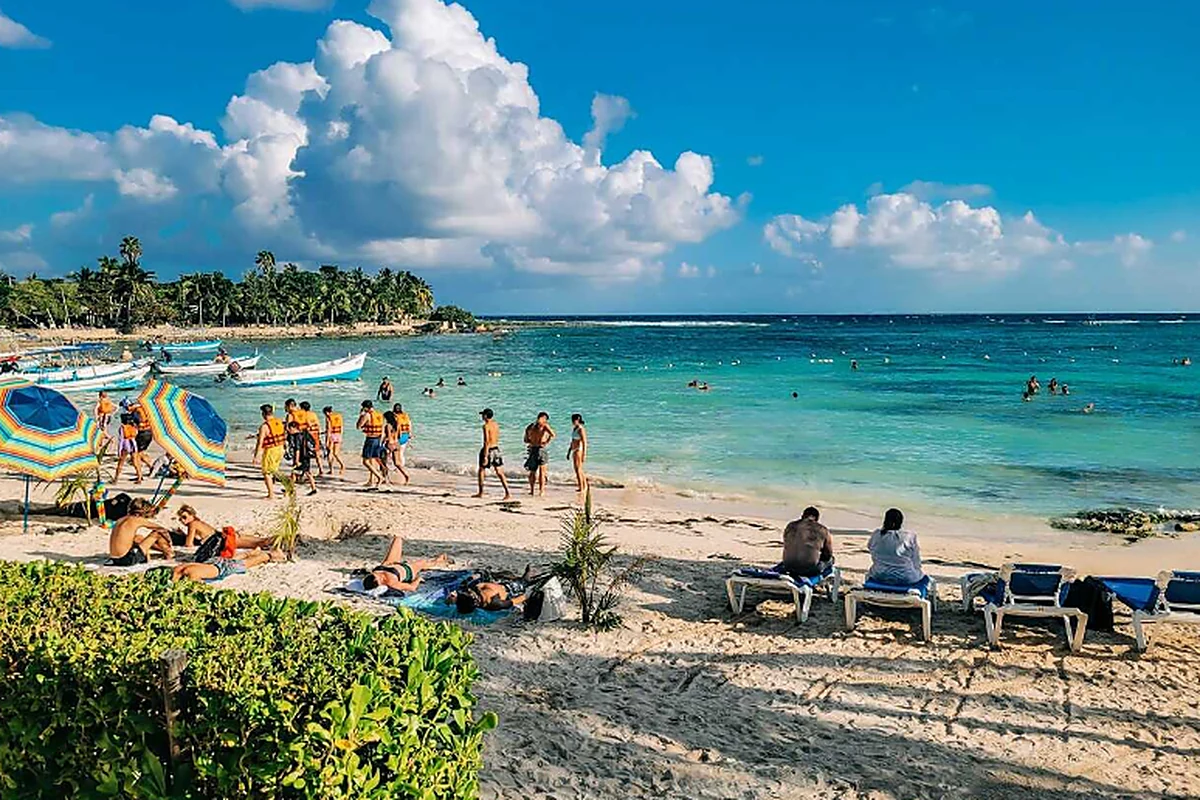 La spiaggia di Akumal con le barche dello snorkeling