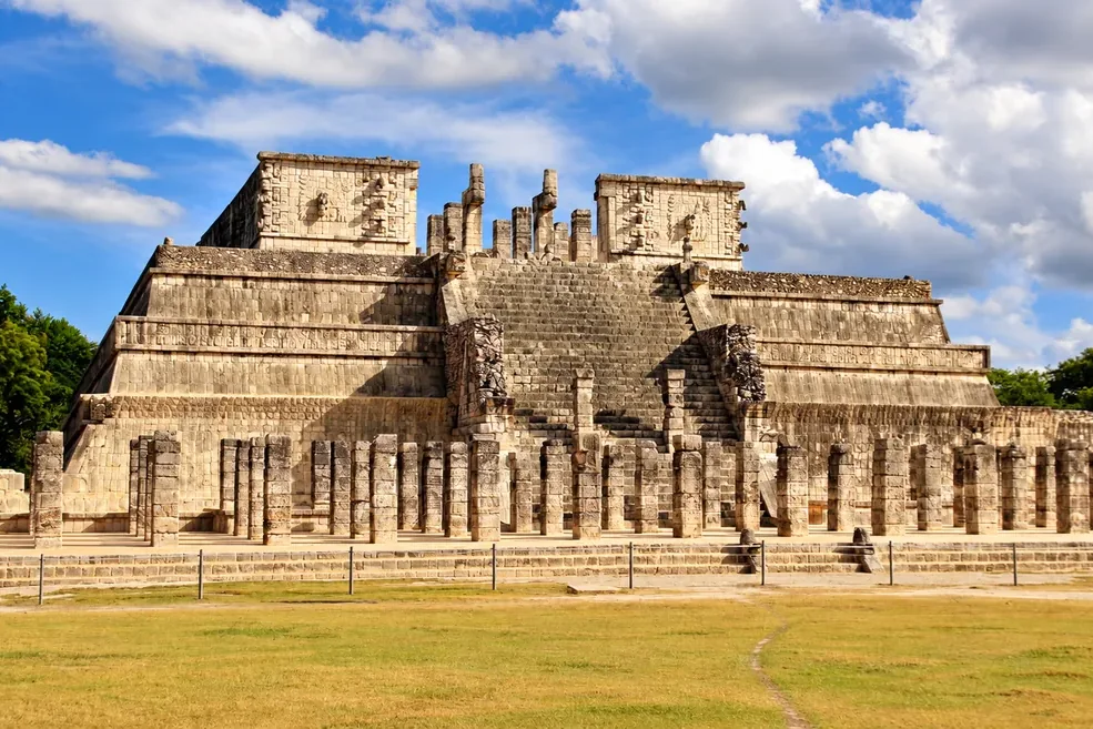 Il Tempio dei Guerrieri con il colonnato, a Chich&eacute;n Itz&aacute;