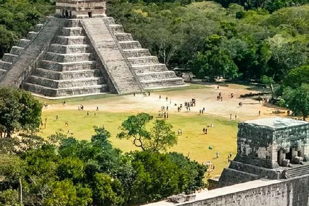 La spianata di Chich&eacute;n Itz&aacute; vista dall&rsquo;alto