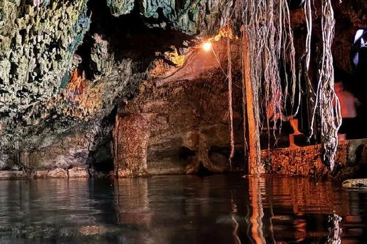 Bagno serale nel cenote della comunità