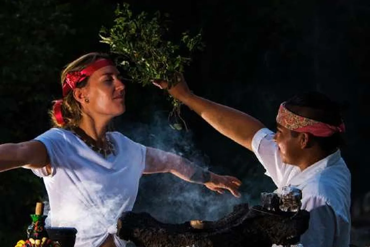 Cerimonia del fuoco nella comunità maya