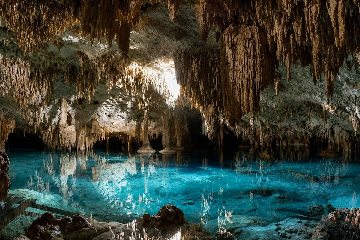 Cenote a caverna con acqua cristallina
