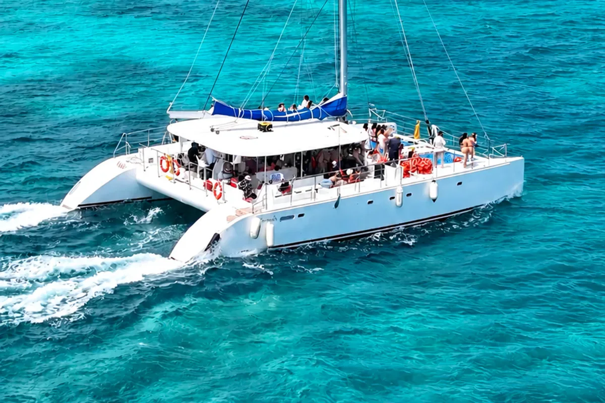 Catamarano in navigazione verso Isla Mujeres