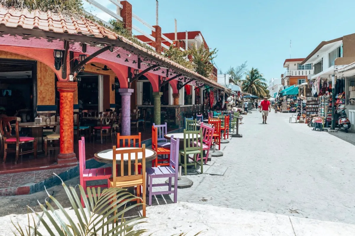 Strada colorata nel centro di Isla Mujeres
