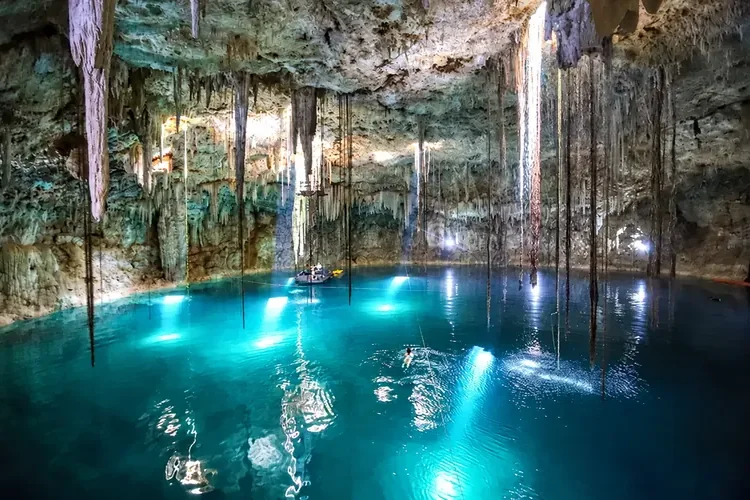 Le stalattiti del cenote Agua Dulce sopra l&rsquo;acqua