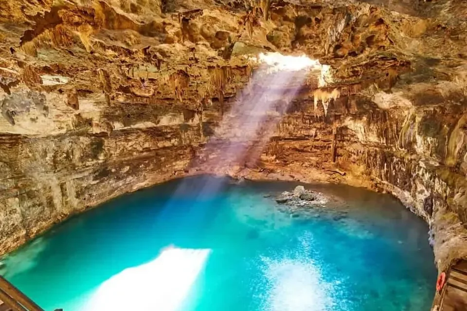 Il raggio di luce che entra nel cenote Agua Dulce