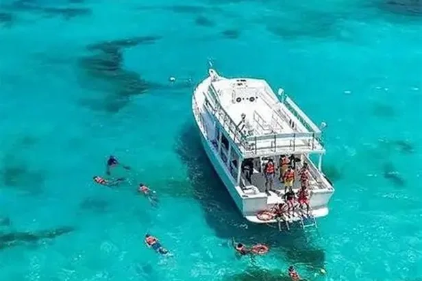 Barca dell’escursione a Isla Contoy