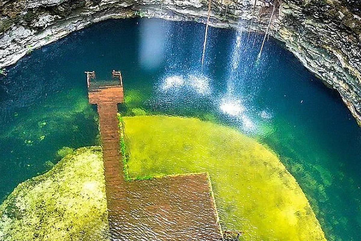 Il cenote di Ek Balam visto dall&rsquo;alto
