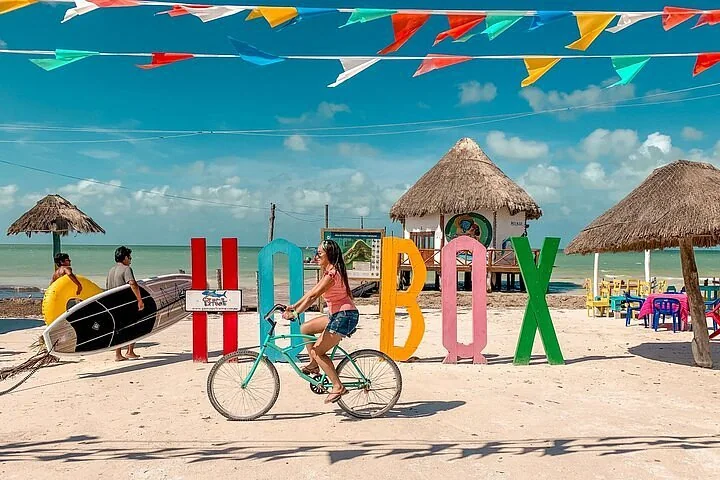 Le lettere colorate di Holbox e le bandierine sulla spiaggia
