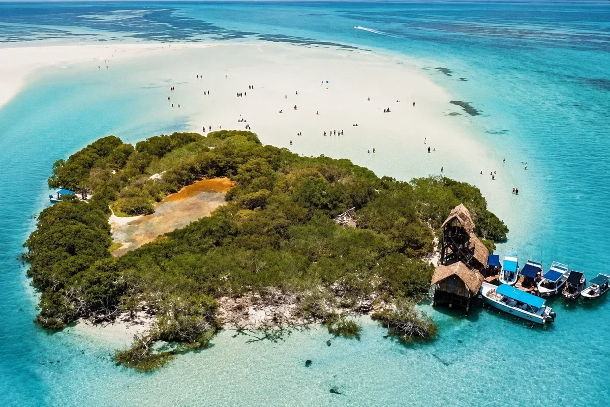 Isla Pasi&oacute;n vista dall&rsquo;alto, sosta della barca a Holbox