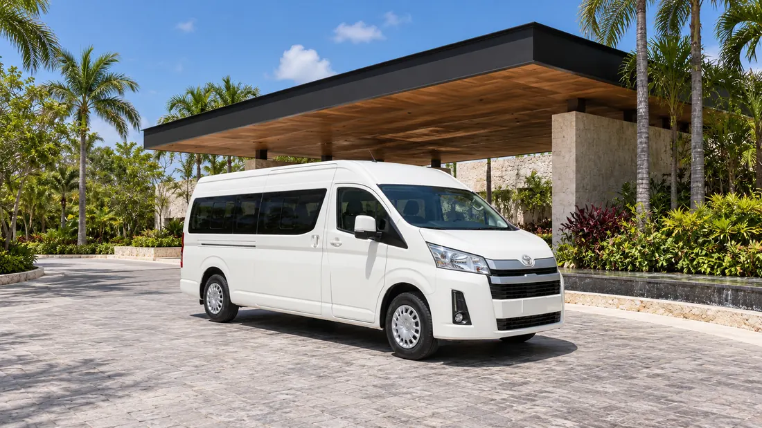 Van privato all&rsquo;ingresso di un hotel della Riviera Maya
