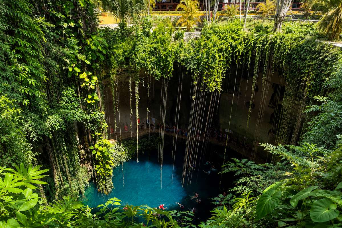 Il cenote Ik Kil con le liane che scendono dall&rsquo;alto