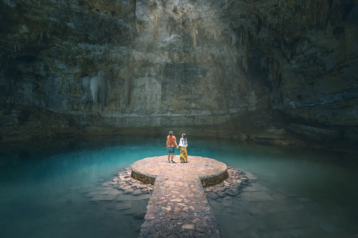 La piattaforma di pietra al centro del cenote Suyt&uacute;n