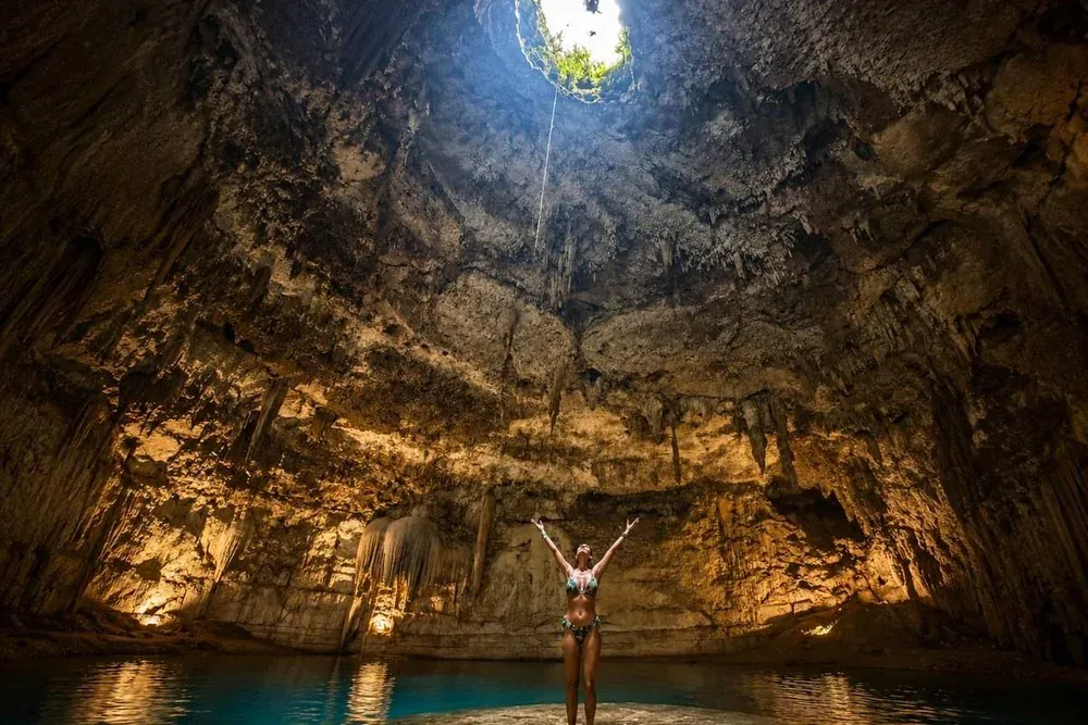 La cupola del cenote Suyt&uacute;n con l&rsquo;apertura in alto